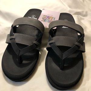 Muk Luks new with tag Finley flip flop/sandal.